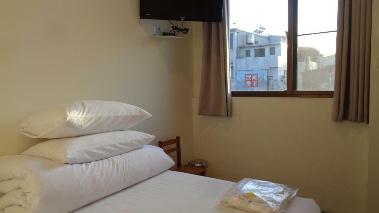 Temple Side Hostel Tainan Exteriör bild