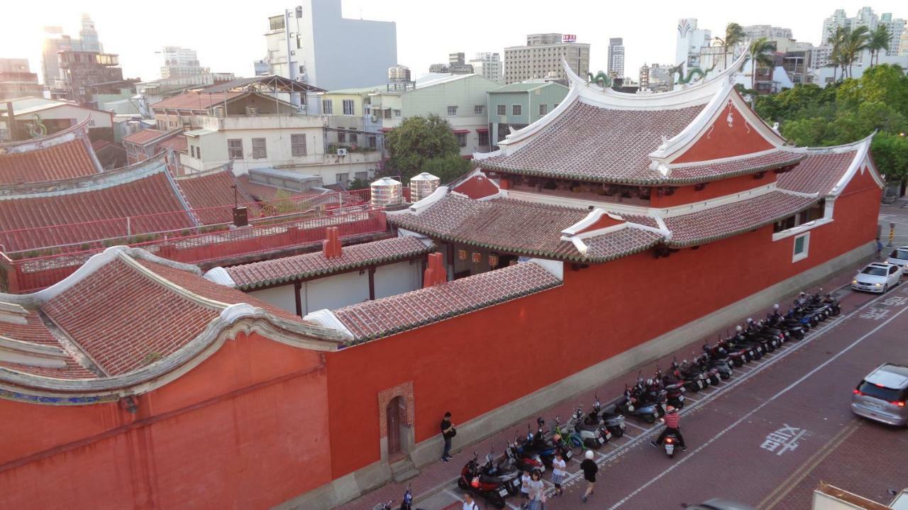 Temple Side Hostel Tainan Exteriör bild
