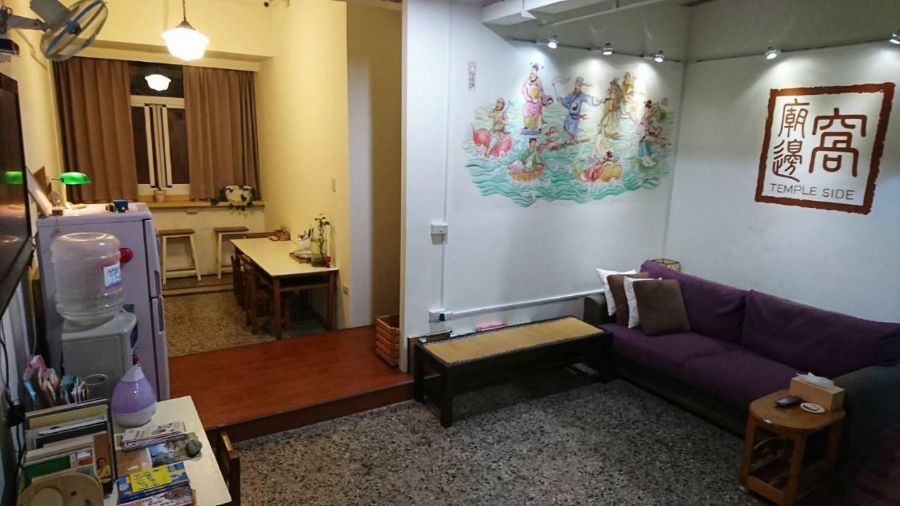 Temple Side Hostel Tainan Exteriör bild