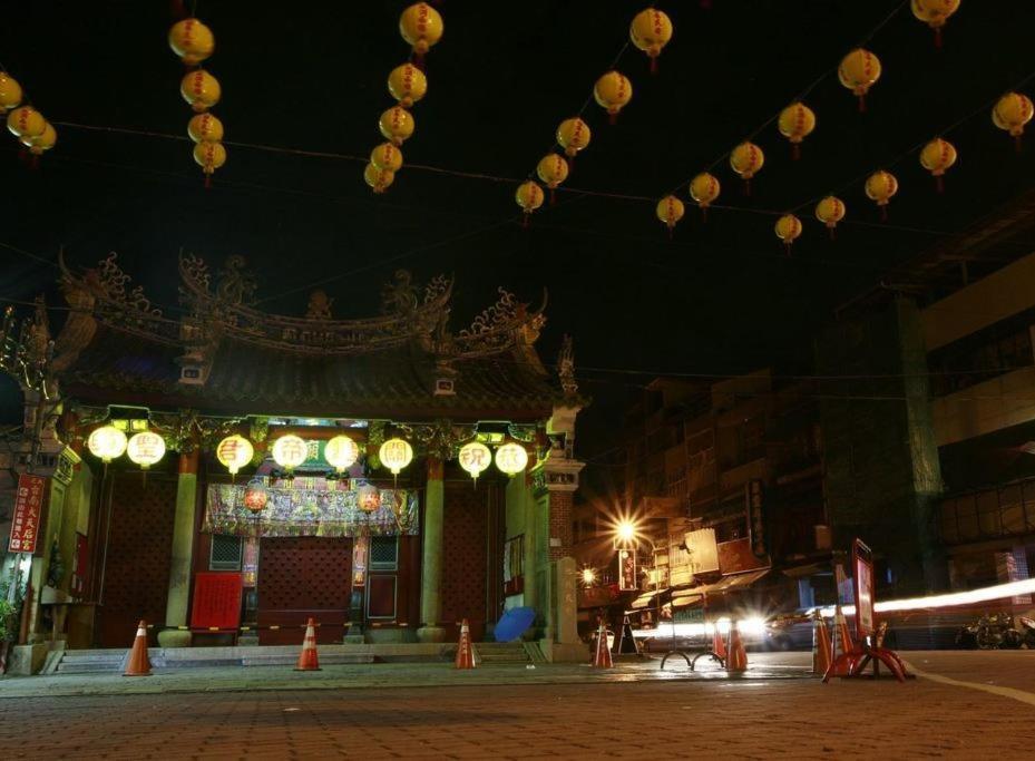 Temple Side Hostel Tainan Exteriör bild